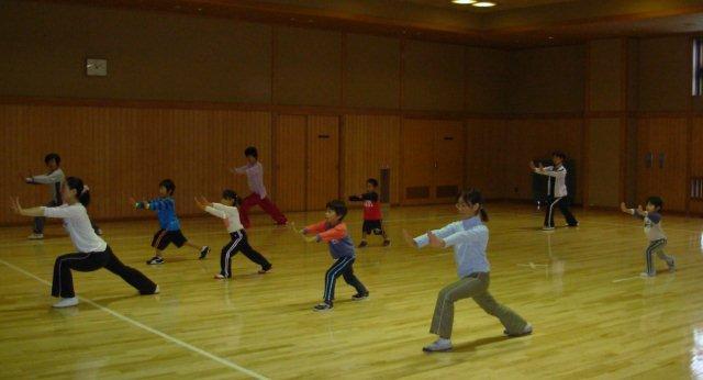 カンフー体験講習会（左端が武田先生）