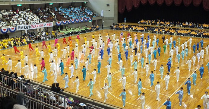大和市太極拳協会加盟クラブによる集団表演